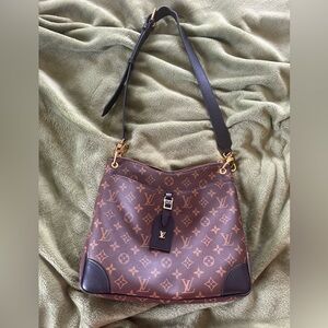 Louis Vuitton adjustable crossbody / shoulder bag